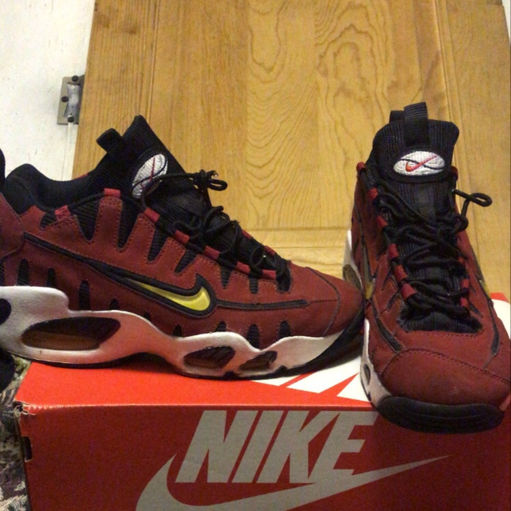 og red nike nomos size 7 old release not recent